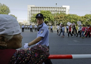 В Китае антияпонские демонстрации разгоняют водометами и слезоточивым газом