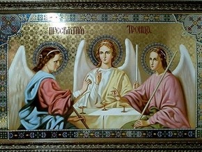 Православные христиане празднуют Троицу