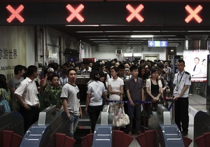 В пекинском метро пассажирам выдают сменную обувь