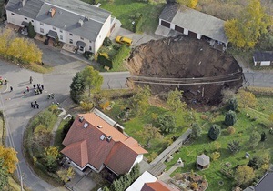 В Германии из-за провала грунта образовалась воронка глубиной в 20 метров