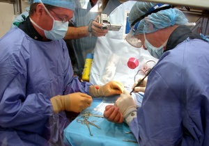 В Германии врачи провели операцию по удалению опухоли весом 21 кг