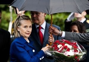 Клинтон в Польше отдала дань уважения погибшим в Катыньской трагедии