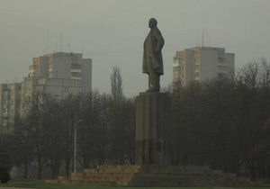 В Кременчуге на памятнике Ленину появились надписи  кат України  и  покидьок 