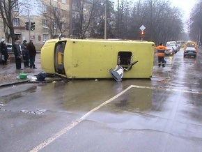 В Харькове Skoda врезалась в автобус, ранены 11 пассажиров