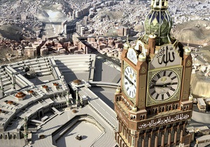 В Мекке запустили самые большие в мире часы, установленные на 600-метровой башне