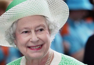 Королеве Британии не могут подобрать фамилию для загранпаспорта
