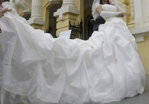 В Сумской области в лесу нашли партию контрабандных свадебных платьев