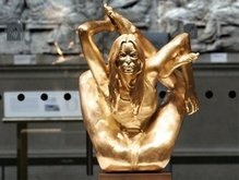 В Британии появилась золотая статуя Кейт Мосс
