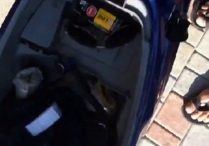 Украинец снял на видео, как  правоохранители  подбрасывают ему в багажник белый пакетик
