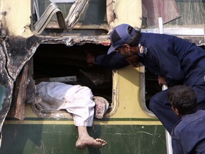 Фотогалерея: Крупная железнодорожная авария в Пакистане