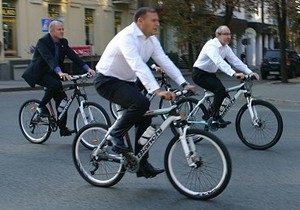 Добкин и Кернес приехали на работу на велосипедах