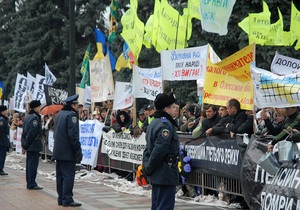 Митингующие забросали туалетной бумагой и помидорами площадь перед парламентом
