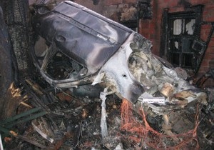 В Кременчуге 21-летний водитель сгорел в чужом Mercedes, врезавшись в жилой дом