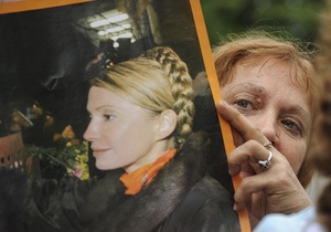 Под зданием харьковского суда проходит пикет сторонников и противников Тимошенко