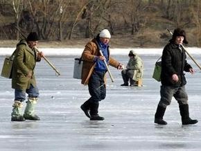 В Азовском море спасли 17 рыбаков, дрейфовавших на льдинах