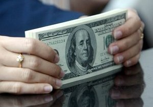 Доллар на межбанке отступил от рекордных позиций