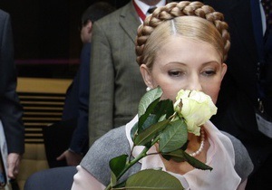 Тимошенко подарили букет роз под зданием прокуратуры