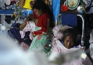 Число жертв цунами в Индонезии достигло 394 человек