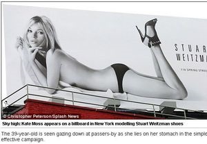 Смотри на дорогу! Плакат с обнаженной Кейт Мосс стал причиной пробок в Нью-Йорке