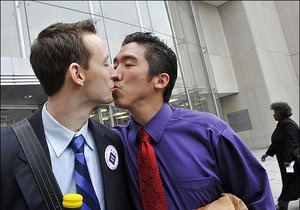 Читателей The Washington Post возмутила фотография целующихся геев на первой странице газеты