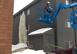 Новости Канады: В Канаде со стены дома спилили трехэтажную сосульку