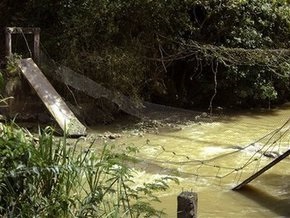 Власти Колумбии обвинили Венесуэлу в подрыве двух пешеходных мостов на совместной границе