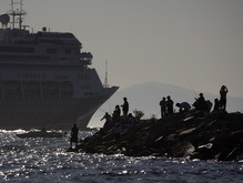 Круизный лайнер с тысячей пассажиров на борту попал в аварию в Греции