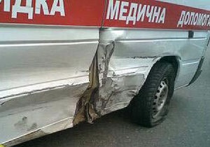 В Полтаве скорая помощь врезалась в жилой дом