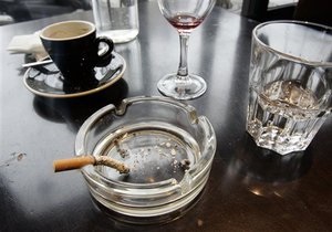 Владельцы греческих баров открыто выступили против запрета на курение, вернув на столы пепельницы