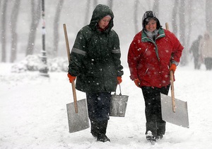 Вчера столичные коммунальщики использовали более 1,3 тысяч тонн песчано-соляной смеси - Киев снег
