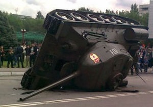 Было скользко: в Бишкеке объяснили, почему в День Победы перевернулся танк