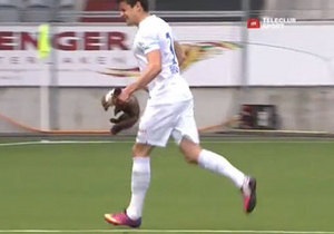 Швейцарского футболиста во время матча укусила куница