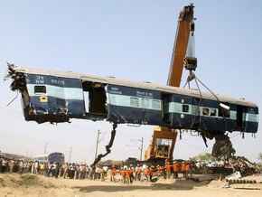 Фотогалерея: В Индии столкнулись два поезда с пассажирами