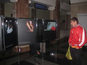 На вокзалах украинских городов проходит фотовыставка Человеческая жизнь не продается