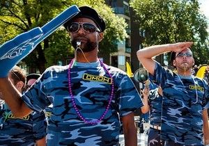 Фотогалерея: Геи в форме ОМОНа. В Амстердаме прошла акция против гомофобной политики российских властей