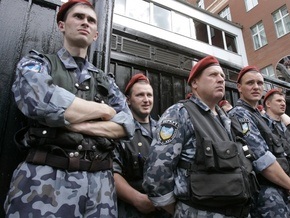 Беркут захватил мужчину, угрожавшего поджечь себя в центре Киева