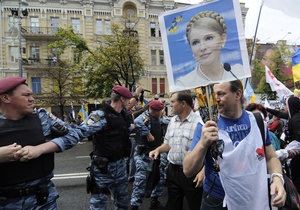 У здания Печерского суда произошла стычка между сторонниками и противниками Тимошенко
