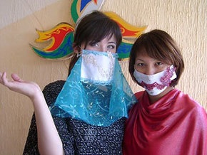 Дизайнер из Казахстана представила модную коллекцию противоинфекционных масок