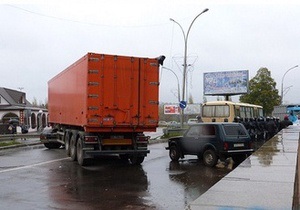 В Первомайске принадлежащие бютовцу КаМАЗы заблокировали автобус Беркута с протоколами