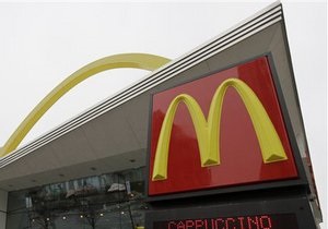 В США молодую пару задержали за визит в McDonald s без одежды