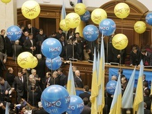 Яценюк распустил депутатов до 16:00. Регионалы убирают шарики