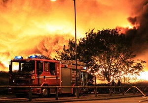 В Британии пожарные не могут справиться с пожаром на заводе, где горит 100 тысяч тонн отходов