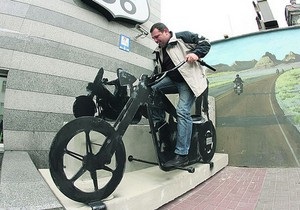 В Киеве появился памятник мотоциклу