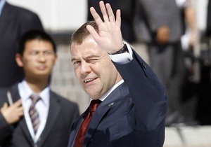 Медведев обсудил с премьером Японии вопрос Курильских островов
