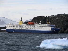 В Антарктике сел на мель круизный лайнер со 104 людьми на борту