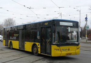 В Киеве из автобуса выпала пассажирка