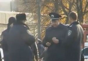 В Харькове наказали милиционеров, которые играли в карты на мешках с бюллетенями