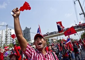 Премьер Таиланда отверг ультиматум оппозиции. Демонстранты двинулись к штабу правительства