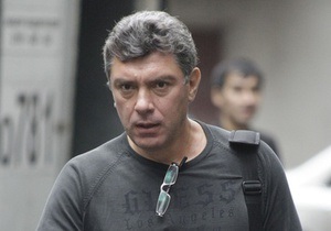 На машину Немцова бросили унитаз