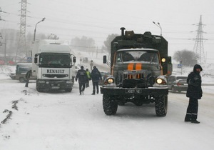 Западные области - непогода - погода - новости Тернопольской области - В Тернопольской области спасатели достали роженицу из скорой в снежном заносе
